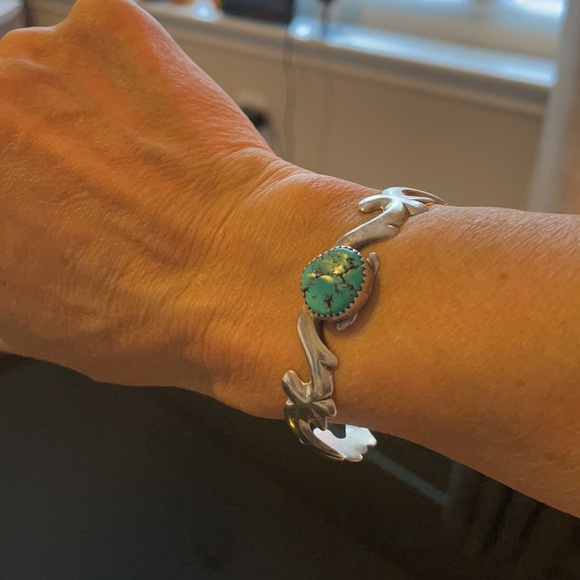 Women’s Turquoise and Silver cuff - Picture 6 of 9